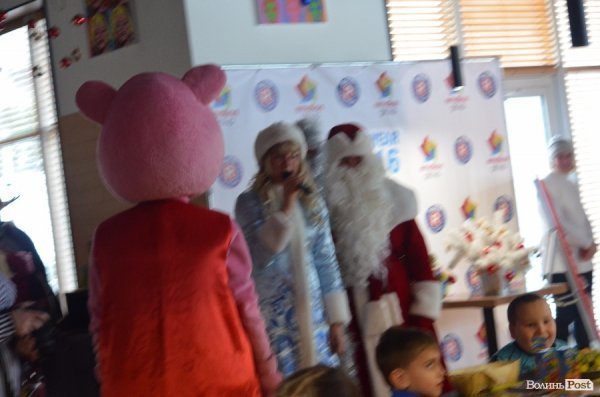 Луцький меценат Андрій Покровський влаштував різдвяне свято для соціально  незахищених діток