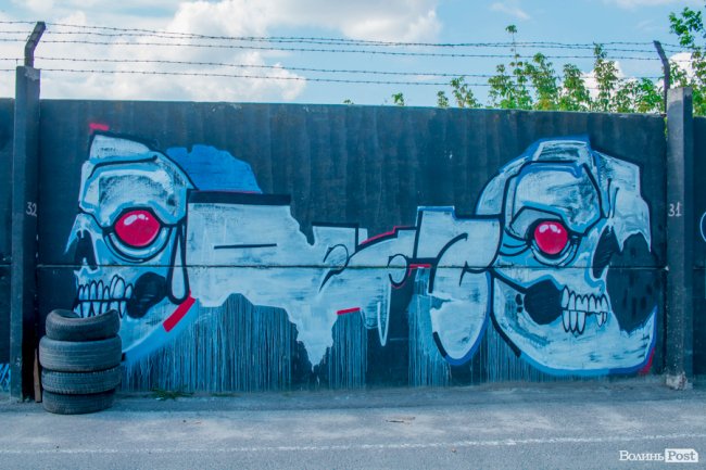 Яскрава геометрія і казкові монстри: графіті на стіні 40-го мікрорайону. ФОТО
