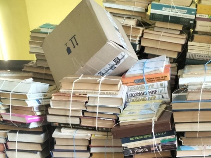 Бібліотека в Луцьку передала на макулатуру ще понад 300 кг літератури російською мовою