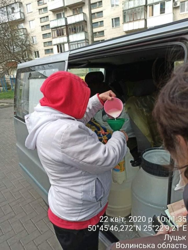 У Луцьку муніципали зловили горе-продавців, які посеред вулиці торгували молоком