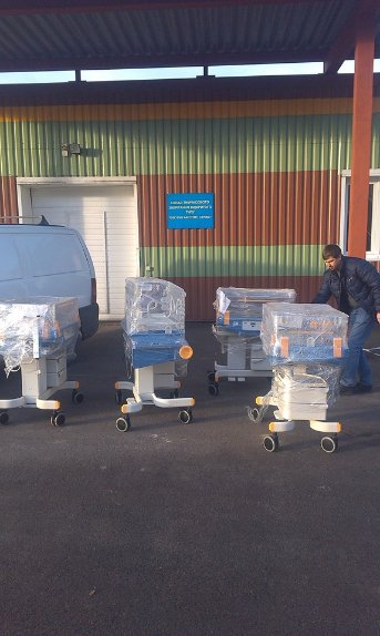Щоб зберегти життя маляти: волонтери передали лікарням Волині інкубатори