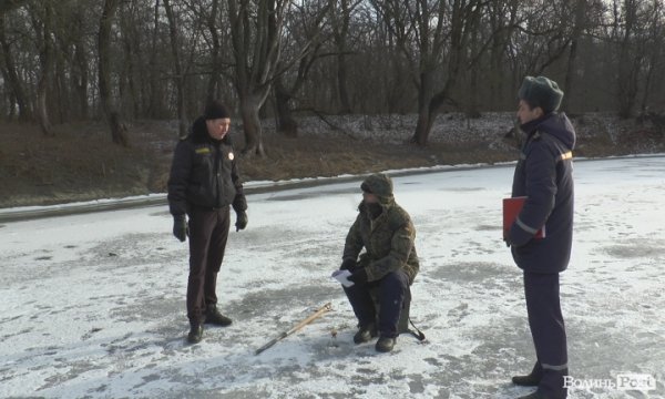 Нововолинських рибалок попередили про небезпеку на льоду. ФОТО