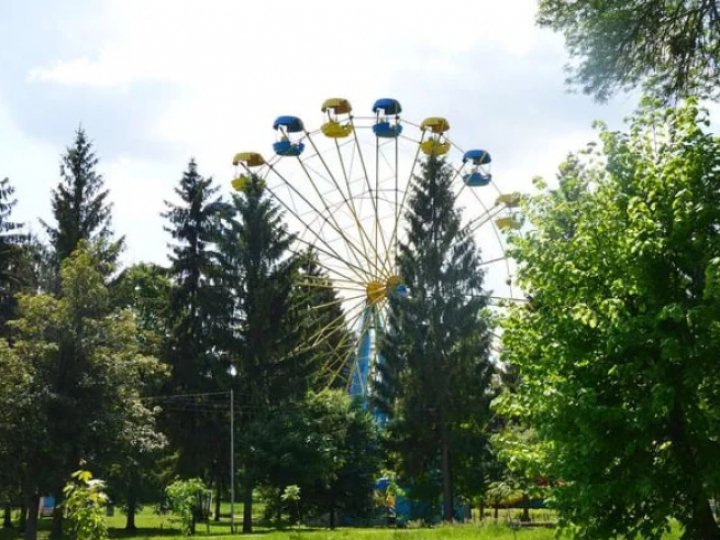 Оглядове колесо у Центральному парку Луцька: коли запрацює