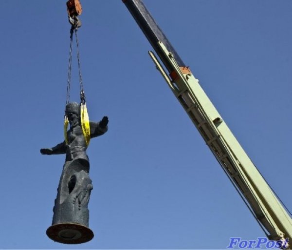 У Криму демонтували пам’ятник Сагайдачному. ФОТО. ВІДЕО