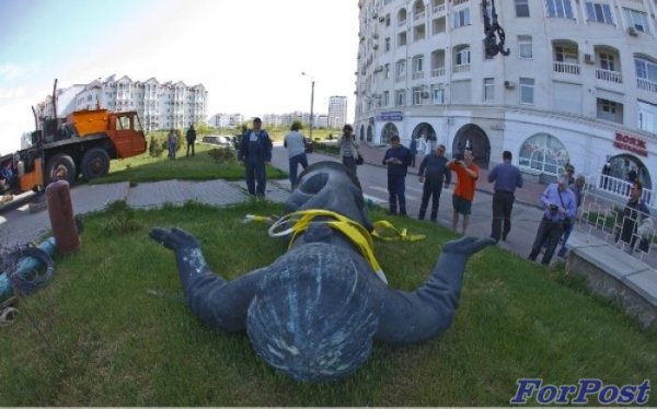 У Криму демонтували пам’ятник Сагайдачному. ФОТО. ВІДЕО