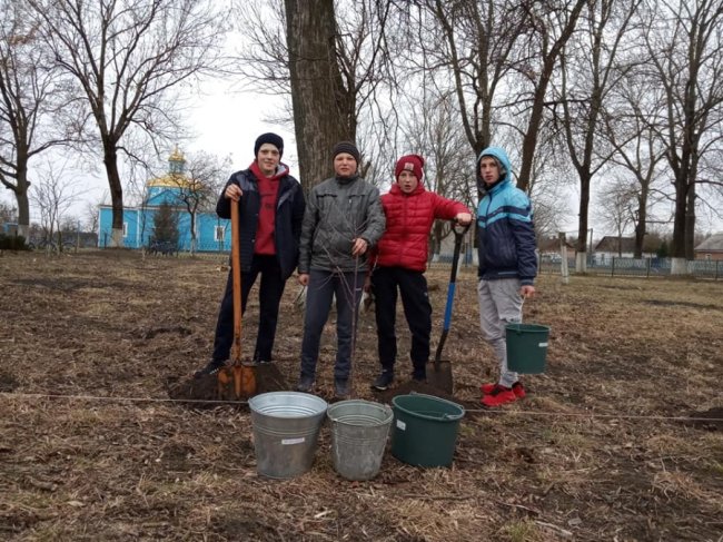 На Волині старшокласники висадили фруктовий сад на шкільному подвір'ї. ФОТО