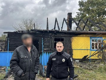На Волині поліцейський врятував чоловіка з палаючого будинку