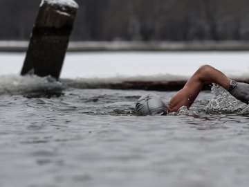 «Аж пара з мене йде!»: як загортовуються луцькі моржувальники. ВІДЕО