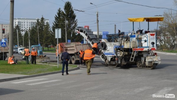 Репортет ВолиньPost застав дорожників на вулиці Рівненській в час обіду