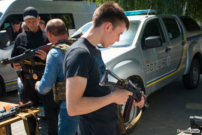 У центрі Луцька діти «стріляли» зі зброї та кермували поліцейськими авто. ФОТО
