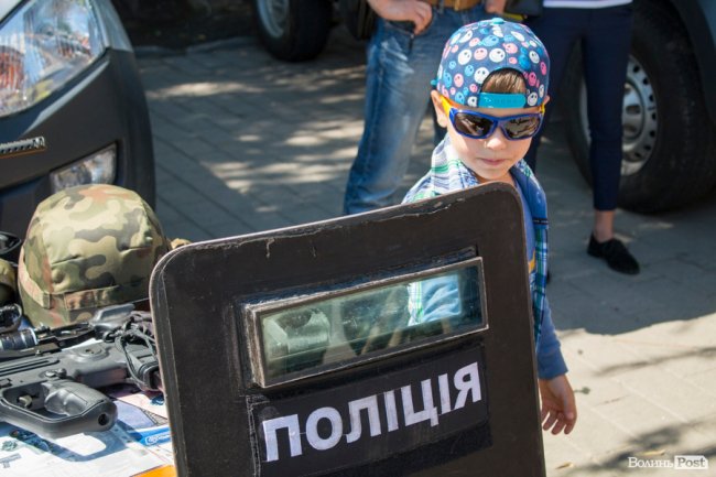 У центрі Луцька діти «стріляли» зі зброї та кермували поліцейськими авто. ФОТО