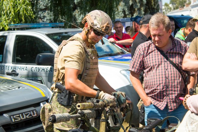 У центрі Луцька діти «стріляли» зі зброї та кермували поліцейськими авто. ФОТО