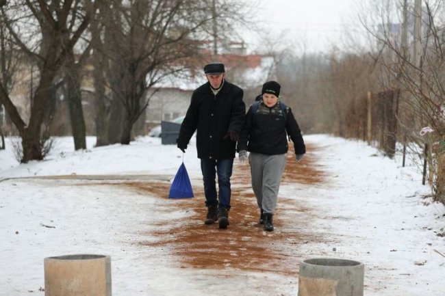 У Львові комунальники обробляли зледенілі доріжки кавовою гущею. ФОТО
