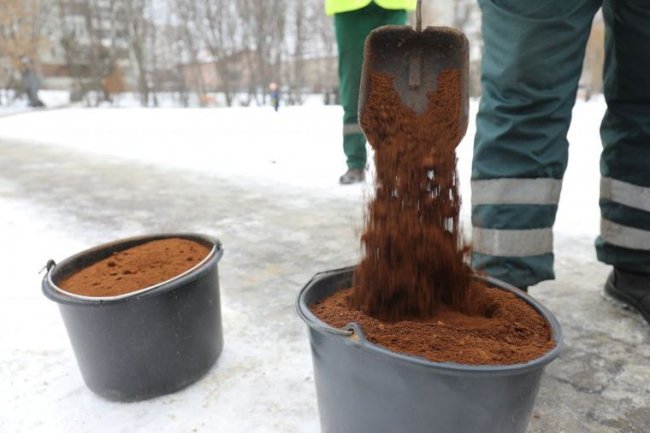 У Львові комунальники обробляли зледенілі доріжки кавовою гущею. ФОТО