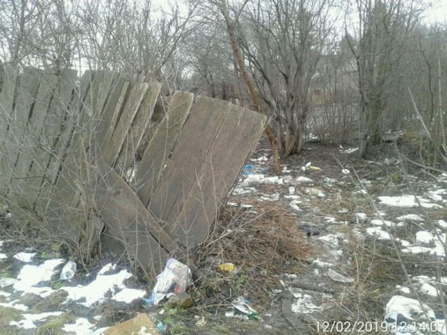 Лучани поїхали за кордон, кинувши напризволяще загиджену земельну ділянку