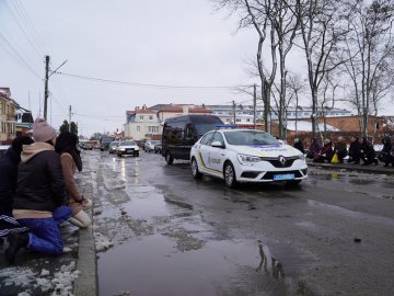 У Володимирі навколішки зустріли полеглого воїна Олександра Савюка