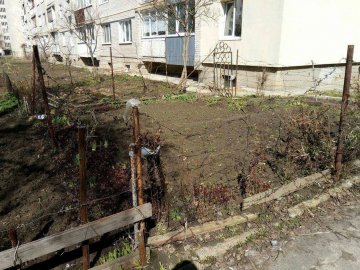 У Луцьку діти змушені долати колючий дріт дорогою до садочка