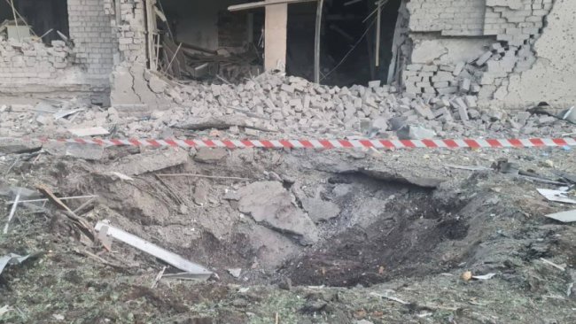 Росія вночі скинула авіабомбу на селище у Харківській області. ФОТО