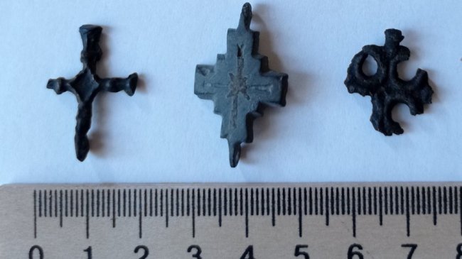 У Волинський музей передали три натільні хрестики, які могли носити у середньовіччі