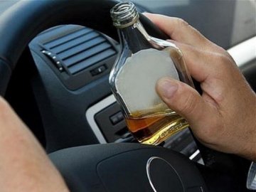 У Луцьку п’яний водій мало не влетів у будинок сусідів