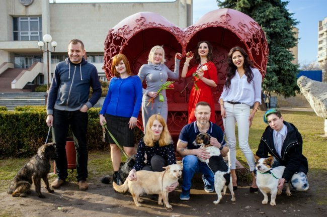 «Заміcть квіточки – собачка»: фотосесія відомих лучан до свята весни