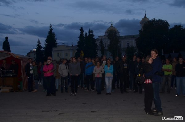 У Луцьку під дощем  збирали кошти для солдат в АТО. ФОТО