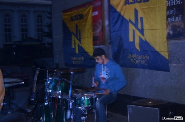 У Луцьку під дощем  збирали кошти для солдат в АТО. ФОТО