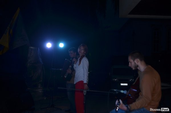 У Луцьку під дощем  збирали кошти для солдат в АТО. ФОТО