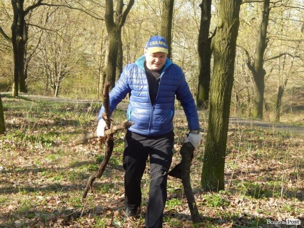 У Луцьку депутати, підприємці та школярі прибирали парк у мікрорайоні ЛПЗ. ФОТО