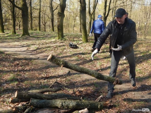 У Луцьку депутати, підприємці та школярі прибирали парк у мікрорайоні ЛПЗ. ФОТО