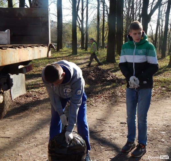 У Луцьку депутати, підприємці та школярі прибирали парк у мікрорайоні ЛПЗ. ФОТО