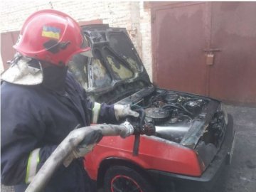 У місті на Волині посеред білого дня загорівся автомобіль