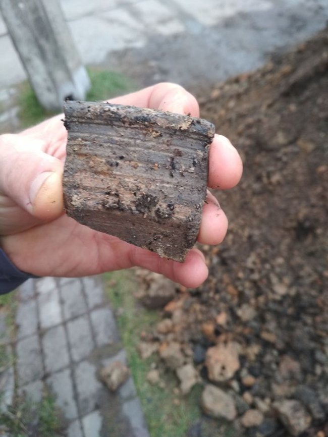 У Старому місті в Луцьку незаконно розкопували шар землі з цеглою і керамікою 16 століття