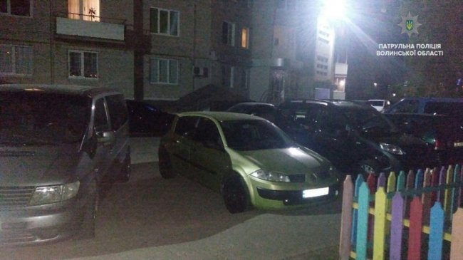 У луцькому дворі в авто стався витік газу. ФОТО