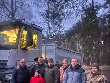 Волинським тероборонівцям благодійники купили вантажівку і чотири позашляховики 
