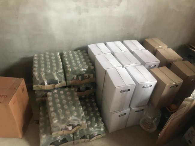 Прикордонники Луцького загону зупинили бус, вщент запакований контрафактом. ФОТО