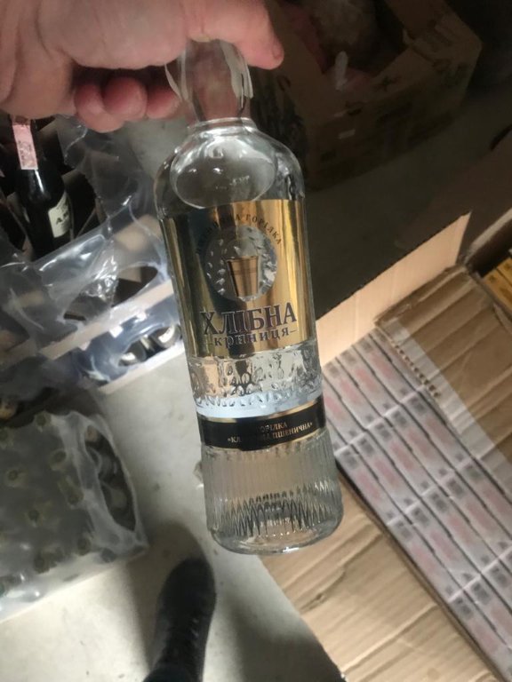 Прикордонники Луцького загону зупинили бус, вщент запакований контрафактом. ФОТО