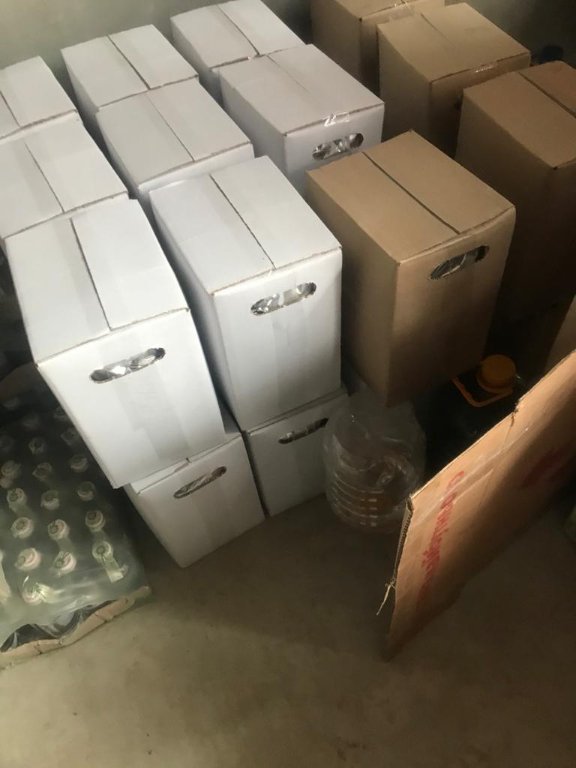 Прикордонники Луцького загону зупинили бус, вщент запакований контрафактом. ФОТО