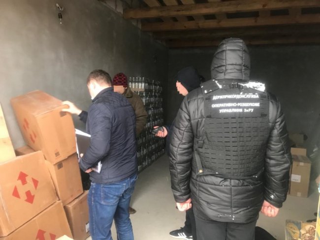 Прикордонники Луцького загону зупинили бус, вщент запакований контрафактом. ФОТО