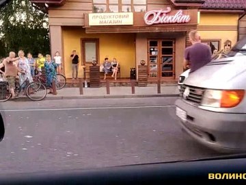 У Рованцях бус на «євробляхах» збив людину. ВІДЕО