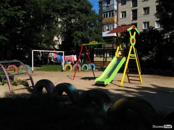 У Луцьку дитячий майданчик звели просто посеред спортивного. ФОТО