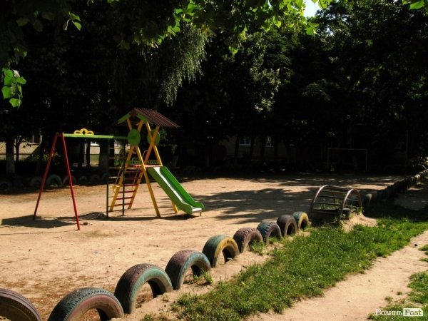 У Луцьку дитячий майданчик звели просто посеред спортивного. ФОТО