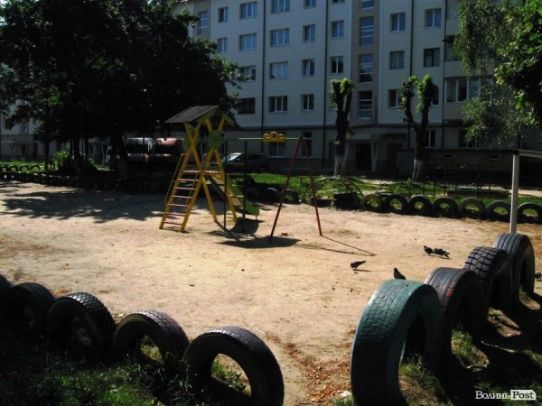 У Луцьку дитячий майданчик звели просто посеред спортивного. ФОТО
