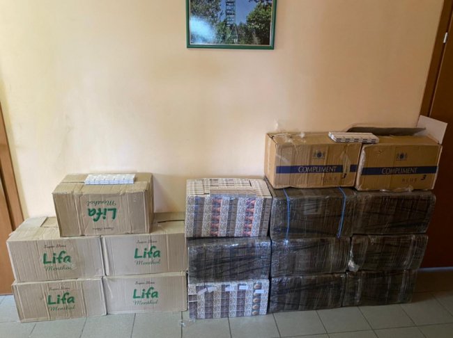 На Волині затримали контрабандиста, який хотів переправити човном цигарки до Польщі