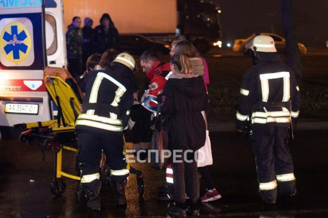 У Києві зіткнулися кросовер і бус: 2 загиблих, 9 травмованих. ФОТО