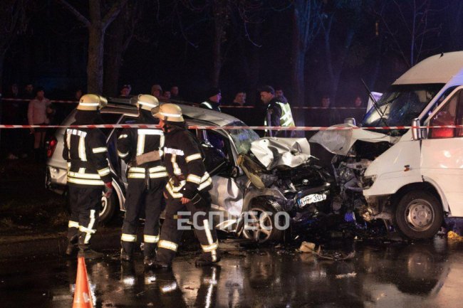 У Києві зіткнулися кросовер і бус: 2 загиблих, 9 травмованих. ФОТО