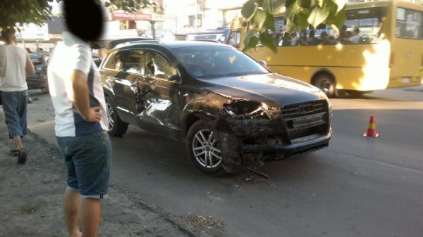 Аварія в Луцьку: авто відкинуло в дерево. ФОТО