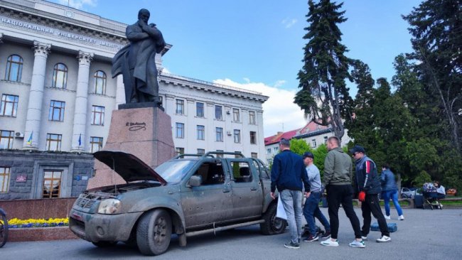 У центрі Луцька волонтери поставили обстріляне під Бахмутом авто. ВІДЕО