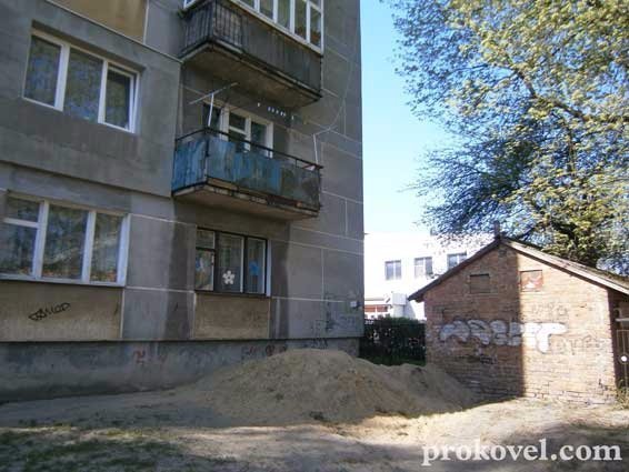 У Ковелі невідомі підприємці самовільно взялися хазяйнувати біля багатоповерхівки. ФОТО