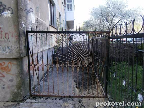 У Ковелі невідомі підприємці самовільно взялися хазяйнувати біля багатоповерхівки. ФОТО